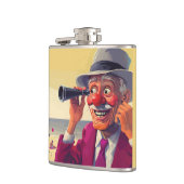 Oude man met verrekijker op het strand, grappig heupfles (Links)