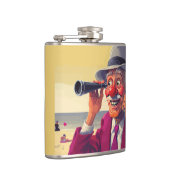 Oude man met verrekijker op het strand, grappig heupfles (Rechts)