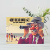 Oude man met verrekijker op het strand, grappig save the date (Staand voorkant)
