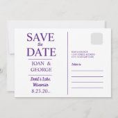Oude man met verrekijker op het strand, grappig save the date (Achterkant)