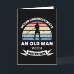 Oude man met waterski's Grappig Cadeau Vader Kaart<br><div class="desc">Onderschat nooit een oude man met waterski's. Dit grappige cadeau is ideaal voor mannen die van skiën,  watersport en waterskiën houden. Koop het als kerst-,  verjaardags- of vadersdagcadeau voor je man of vader.</div>