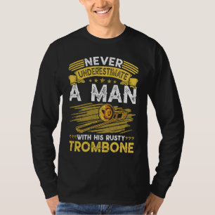 Oude man met zijn roestige trombone volwassen humo t-shirt