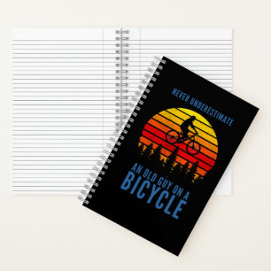 Oude man op de fiets onderschat nooit notitieboek