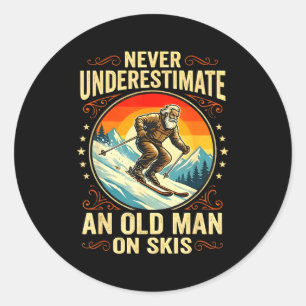 Oude man op skis Grappige wintersport Opa Gepensio Ronde Sticker