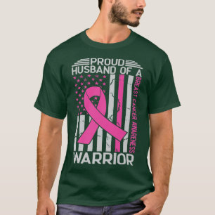 Oude man van een Warrior Breast Cancer Awareness T-shirt