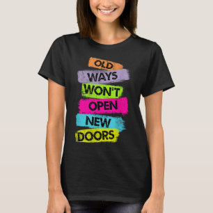 Oude manieren zullen nieuwe deuren niet openen Mot T-shirt