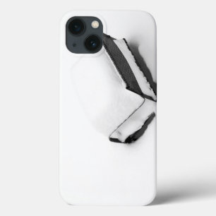 Oude metalen tuinstoel vol sneeuw iPhone 13 hoesje