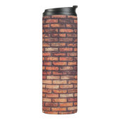 oude metselmuurachtergrond, hipste thermosbeker (Gedraaid links)