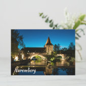 Oude middeleeuwse brug 's nachts in Neurenberg (Staand voorkant)