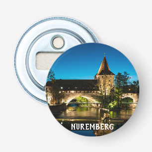 Oude middeleeuwse brug 's nachts in Neurenberg Button Flesopener