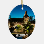 Oude middeleeuwse brug 's nachts in Neurenberg Keramisch Ornament (Rechts)