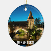 Oude middeleeuwse brug 's nachts in Neurenberg Keramisch Ornament (Links)