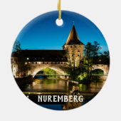 Oude middeleeuwse brug 's nachts in Neurenberg Keramisch Ornament (Achterkant)