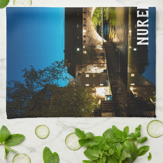 Oude middeleeuwse brug 's nachts in Neurenberg Theedoek (Gevouwen)