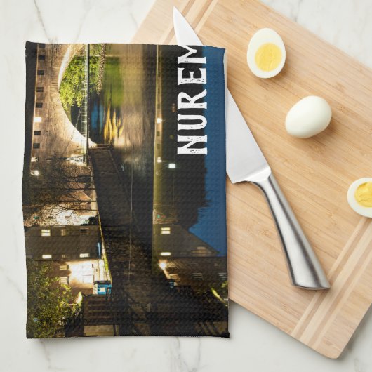 Oude middeleeuwse brug 's nachts in Neurenberg Theedoek (Quarter Fold)