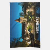 Oude middeleeuwse brug 's nachts in Neurenberg Theedoek (Verticaal)