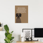 Oude moeder Hubbard rijm schattige hond in bruinti Poster (Thuiskantoor)