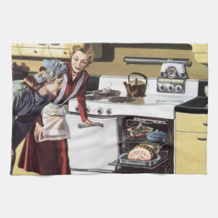 Oude moeder in de keuken die een paashaas kookt theedoek