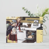 Oude moeder in de keuken die een paasham kookt (Staand voorkant)