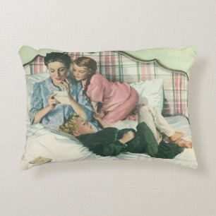 Oude Moederdag, kinderen lezen kaarten in bed  Accent Kussen