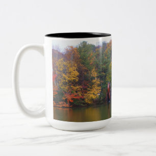 Oude molen in de herfst. tweekleurige koffiemok