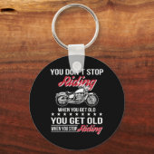 Oude motorfietsers stoppen niet wanneer ze oud zij sleutelhanger (Voorkant)