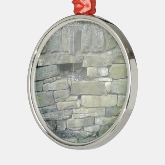 Oude muur, steen, stenen metalen ornament (Links)