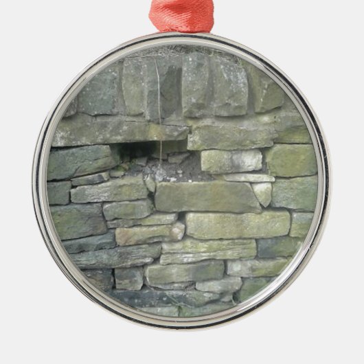 Oude muur, steen, stenen metalen ornament (Voorkant)