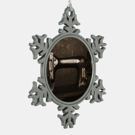Oude  naaimachine tin sneeuwvlok ornament (Links)