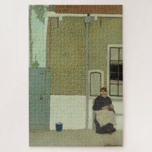 Oude Nederlandse vrouw voor haar huis