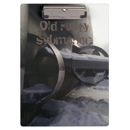 Oude onderzeeër in de sneeuw klembord (Voorkant)