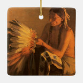 Oude Oorlog Bonnet van Joseph Henry Sharp Keramisch Ornament (Achterkant)