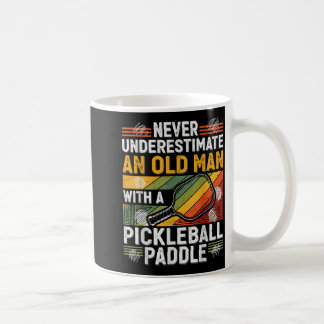 Oude opa onderschat een oude man met een koffiemok