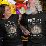 Oude ouder van de Afstuderen Foto T-shirt<br><div class="desc">Herinner het afstuderen van uw kind op een unieke en stijlvolle manier met ons afstuderen feestelijke T-shirt. Geniet van hun prestaties en draag uw trots op uw sleeve. Met een foto op maat, het klassieke mortierbordembleem en een oprechte boodschap met de tekst 'trotse ouder van de afstuderen', is dit T-shirt...</div>