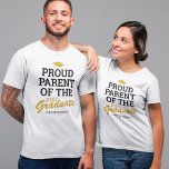 Oude ouderfamilie Afstuderen zwart-geel T-shirt<br><div class="desc">Het T-shirt van de familie van de douane-afstuderen met een gouden gele afstudeerder pet, het gezegde "trotse ouder van de afstuderen", dat gepersonaliseerd kan worden voor moeder, vader, bestie, zuster, broer, oma, opa of een andere titel, het schooljaar, de afgestudeerde naam, en de school of het college die zij bezochten....</div>