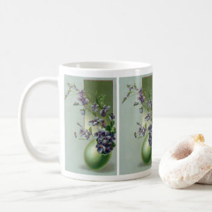 Oude paarse bloemen bloeiend in een paasei koffiemok