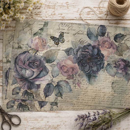 Oude paarse en roze rozen op oude schrift decoupag tissuepapier