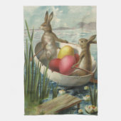 Oude Paashaas in een boot met Paaseieren Theedoek (Verticaal)