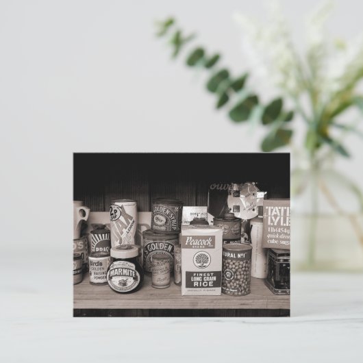 Oude pakketten, dozen en blikken. briefkaart (Staand voorkant)