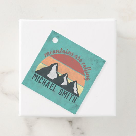 Oude pastelbergen roepen monogramme op bedankjes labels (In situ)