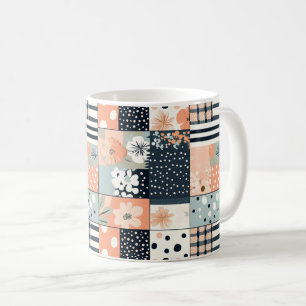 Oude patchwork bloemenquilt in zachte pastel tint koffiemok