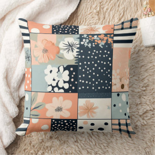Oude patchwork bloemenquilt in zachte pastel tint kussen