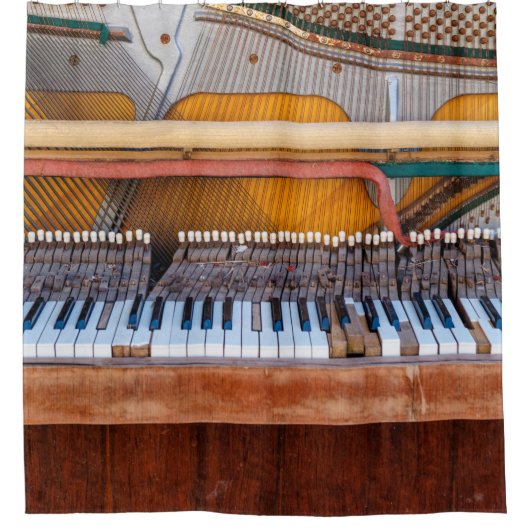 Oude piano met het deksel eraf. Een vervallen Douchegordijn (Voorkant)