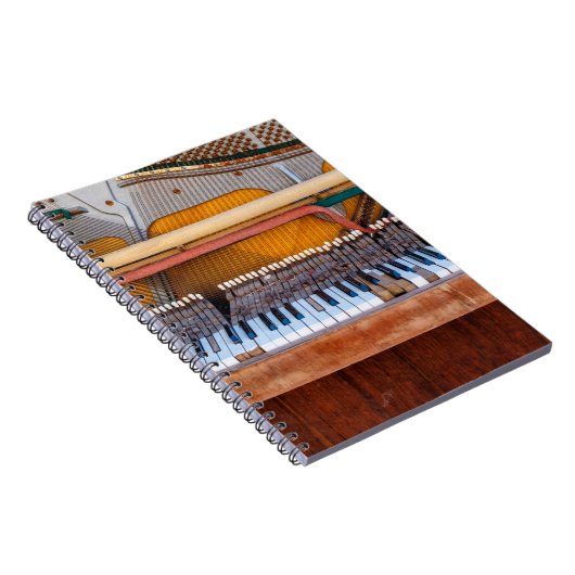 Oude  piano met het deksel eraf. Een vervallen Notitieboek (Rechterzijde)