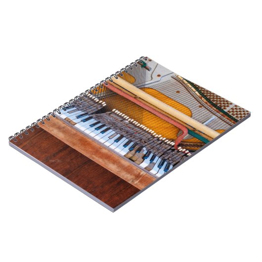 Oude  piano met het deksel eraf. Een vervallen Notitieboek (Linkerzijde)