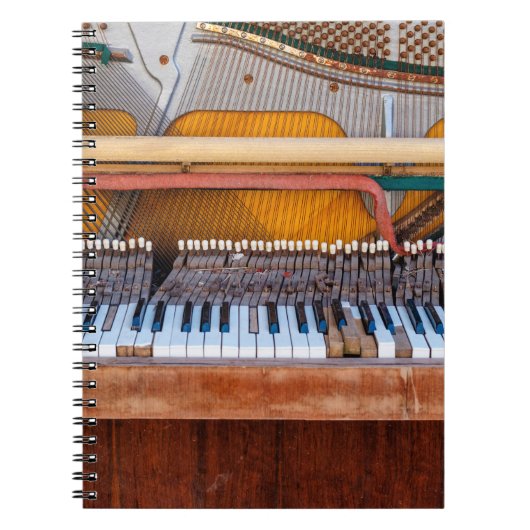 Oude piano met het deksel eraf. Een vervallen Notitieboek (Voorkant)