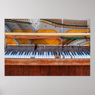 Oude  piano met het deksel eraf. Een vervallen Poster
