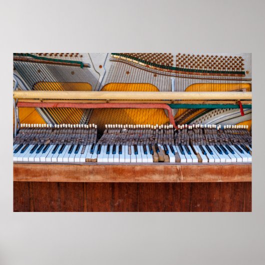 Oude piano met het deksel eraf. Een vervallen Poster (Voorkant)