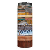 Oude piano met het deksel eraf. Een vervallen Thermosbeker (Achterkant)