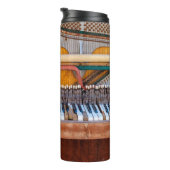 Oude piano met het deksel eraf. Een vervallen Thermosbeker (Geroteerd rechts)